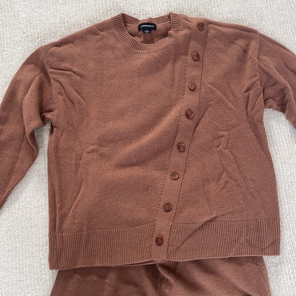 Sunmersalt Luxe Cashmere Blend Sweater Pant & Button Crewneck Sweater Set - Picture 3 of 4